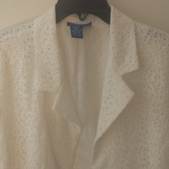 White lace blazer.  Signature collection by Vicki Wayne. Very stylish - Picture 2 of 10